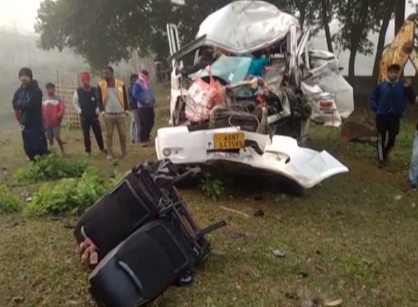 India News | 3 Killed, 14 Injured as Bus Rams into Truck in Assam's Morigaon