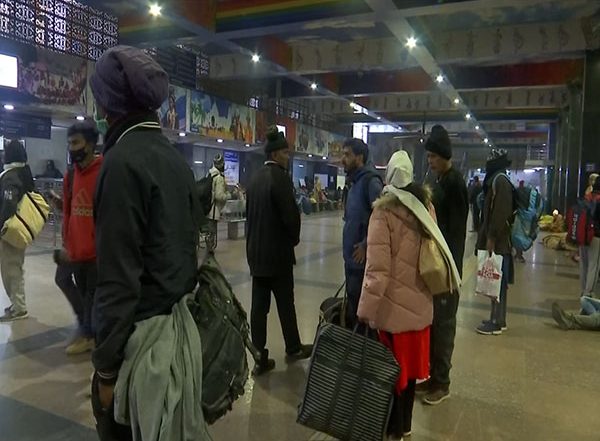 India News | Fog Engulfs North India, Trains Delayed by 1-8 Hours