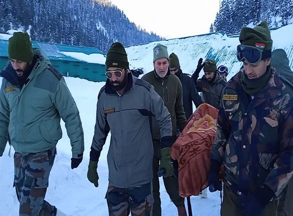 India News | J-K: Indian Army Airlifts Pregnant Woman in Critical Condition