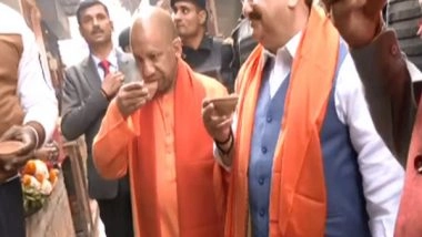 India News | Yogi, Nadda Enjoying Tea in Kulhad After Kashi Temple Visit, Goes Viral