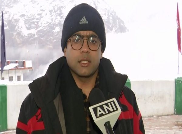 Joshimath Receives Heavy Snowfall; SDRF, Police on Alert, Says Chamoli DM Himanshu Khurana