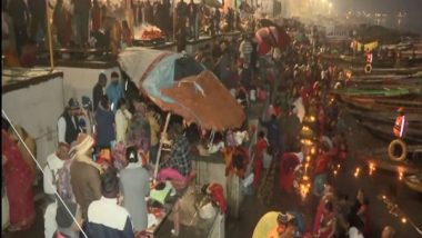 Mauni Amavasya 2023: Devotees Take Holy Dip in Ganga River on Magha Amavasya in Varanasi (See Pics and Video)