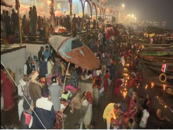 India News | Devotees Take Holy Dip in Ganga on Mauni Amavasya in Varanasi - Vimarsana News