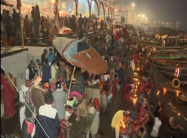 Mauni Amavasya 2023: Devotees Take Holy Dip in Ganga River on Magha Amavasya in Varanasi (See Pics and Video)