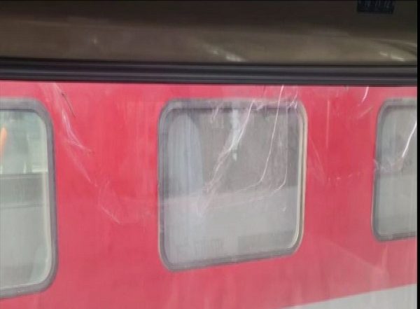 India News | Stones Pelted at Vande Bharat Express Again, Passengers in Fear