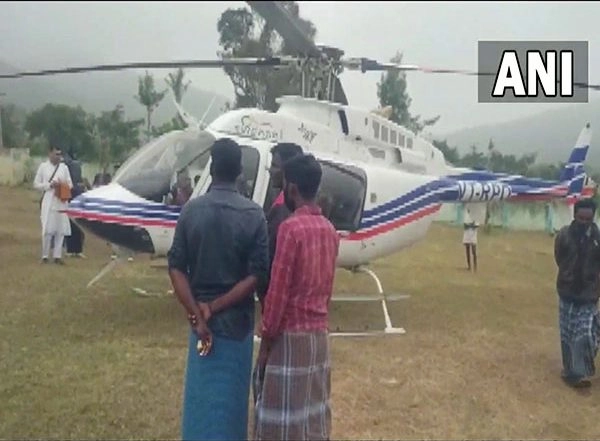 India News | Tamil Nadu: Art of Living Founder Sri Sri Ravi Shankar's Helicopter Makes Emergency Landing Due to Bad Weather