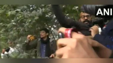India News | Delhi Police Detains Protesters Sloganeering Outside Jamia University