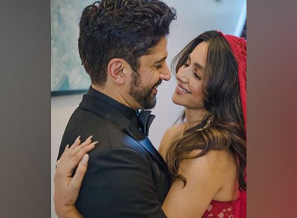 Entertainment News | Shibani Dandekar, Farhan Akhtar Share Adorable Picture to Mark Their Engagement Anniversary