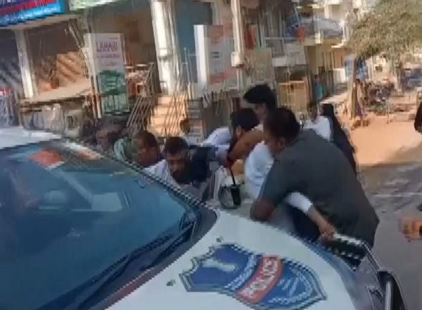 India News | Telangana Minister KTR Faces Heat from NSUI Leaders in Nizamabad