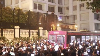 Entertainment News | WATCH: Shah Rukh Khan Showers Flying Kisses on Fans Post Pathaan's Success