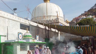 Video: Ugly Fight Breaks Out Between Khadims and Pilgrims at Ajmer Sharif Dargah in Rajasthan, CCTV Footage of Brawl Goes Viral