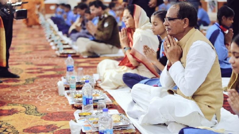 Madhya Pradesh CM Shivraj Singh Chouhan Inaugurates Virtual Reality Lab in Jabalpur, Shares Food With Schoolchildren (See Pics and Video)