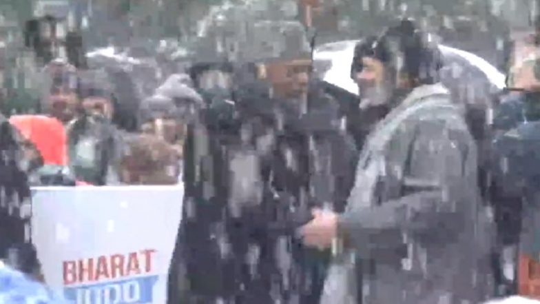 Rahul Gandhi Dons Kashmiri Pheran to Attend Bharat Jodo Yatra's Closing Ceremony Amid Heavy Snowfall in Srinagar (See Pics and Videos)