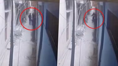 Delhi Shocker: Man Stabs Girl 3–4 Times in Adarsh Nagar Due to Ongoing Dispute Between Them, Arrested (Watch Video)