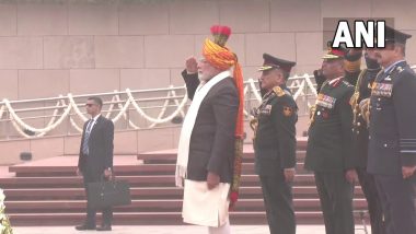 Republic Day 2023: PM Narendra Modi Pays Homage to Fallen Soldiers at National War Memorial in Delhi, Puts Down Remarks in Digital Visitor's Book (See Pics and Video)