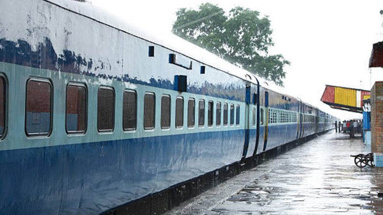 Viral Video: Man Thrashed by Railway Ticket Collectors in Bihar’s Samastipur For Travelling Without Ticket in Pawan Express