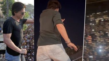 Shah Rukh Khan Surprises Massive Crowd Outside Mannat, Blows Kisses and Waves at Fans Ahead of Pathaan's Release (Watch Video)