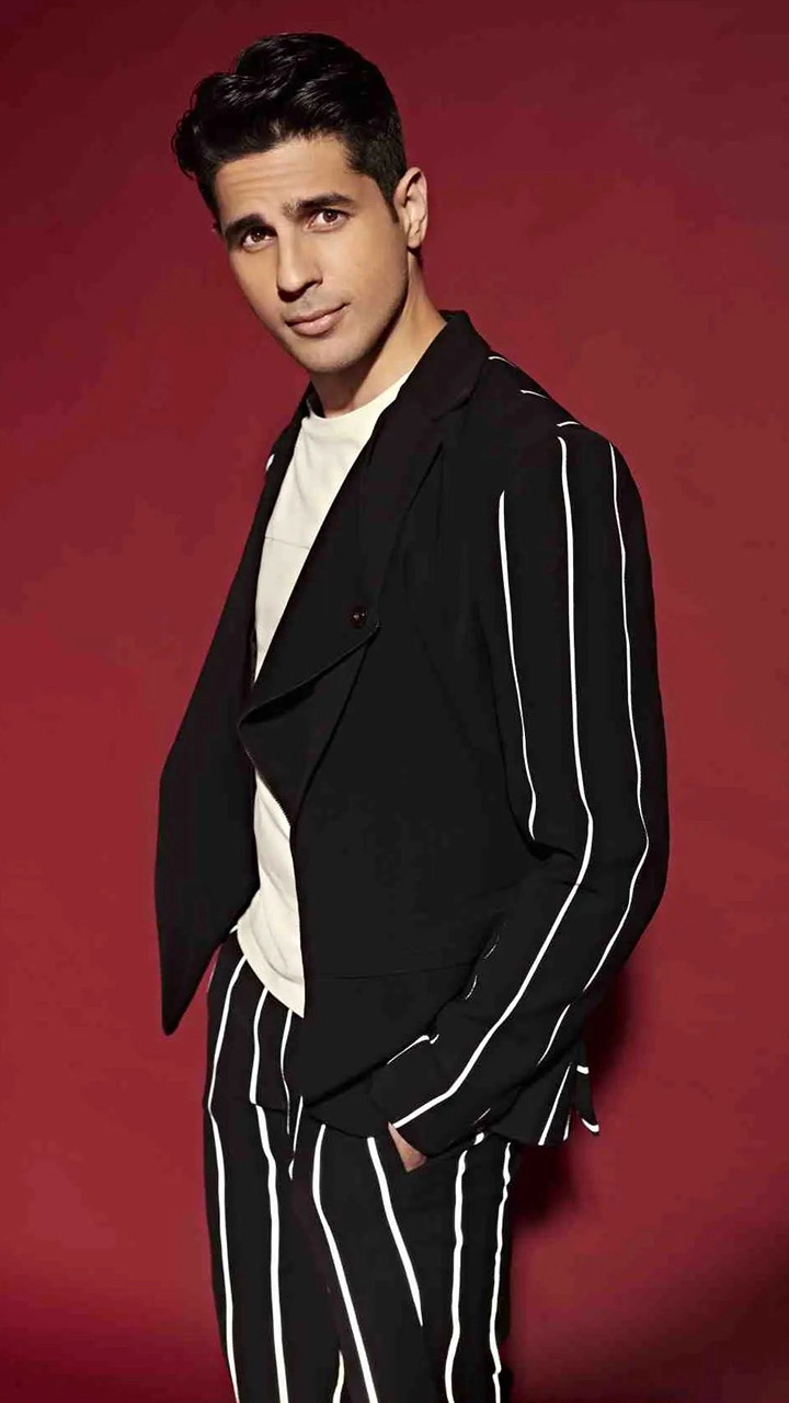 Sidharth Malhotra Birthday: Actor's Love For Trendy Pantsuits Is Unmissable!