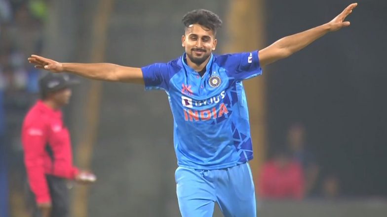 Umran Malik Breaks Jasprit Bumrah’s Record of Fastest Delivery by an Indian Pacer, Bowls 155kph to Dismiss Dasun Shanaka During IND vs SL 1st T20I 2023