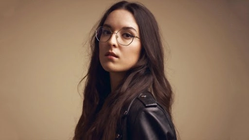 All the Colors of the Sky: Swiss Singer Veronica Fusaro Reveals Her Debut Album Is All About Peer Pressure and Healing! (Watch Video)