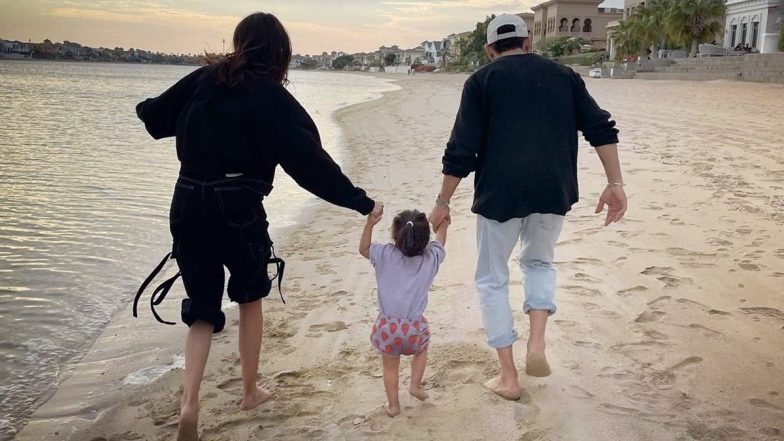 Virat Kohli Shares Family Photo Featuring Wife Anushka Sharma and Daughter Vamika, Indian Cricketer Asks for God's Grace in Viral Pic