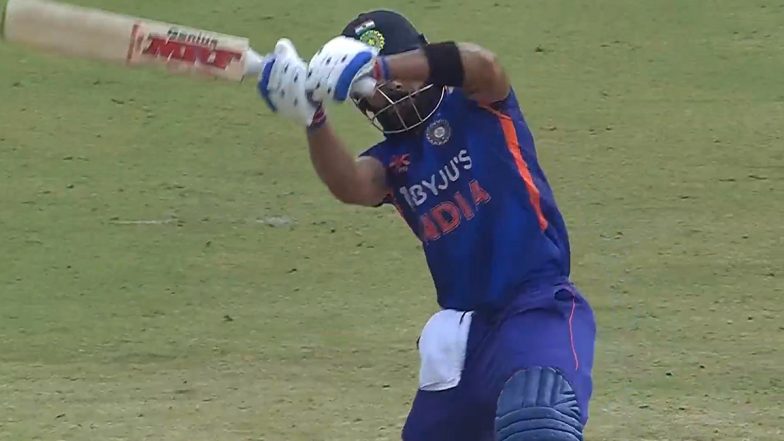 Virat Kohli Does a MS Dhoni! Star India Batter Hits Helicopter Shot for Six in IND vs SL 3rd ODI 2023 (Watch Video)