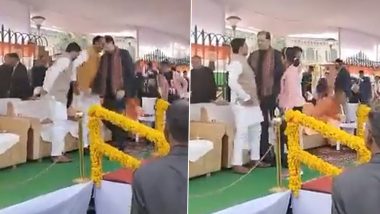 'Kursi Ki Ladai' at Republic Day Function in Lucknow, Former UP Minister Mohsin Raza Pushes Danish Azad Ansari to Occupy Seat in Front Row (Watch Video)