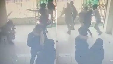 Bihar: Two Women Police Constables Fend Off Armed Robbers, Foil Bank Robbery in Hajipur (Watch Video)