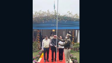 Republic Day 2023: Veteran BJP Leader LK Advani Unfurls Tricolour at His Residence in Delhi (See Pics)