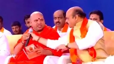 Karnataka CM Basavaraj Bommai Sparks Controversy After Grabbing Mic From Religious Seer on Stage (Watch Video)