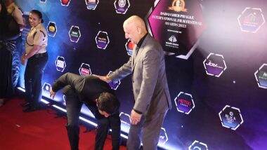 DPIFF 2023: Varun Dhawan Touches Anupam Kher's Feet at Dadasaheb Phalke Awards and His Adorable Gesture is Winning Hearts! (Watch Video)