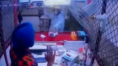 Punjab National Bank Robbery Video: Armed Robbers Loot Rs 22 Lakh Cash From Macleod Road PNB Branch in Amritsar