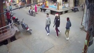 Ghaziabad: Masked Men Attempt to Loot Jewellery Shop in Jagruti Nagar, Robbery Bid Caught on CCTV Camera (Watch Video)