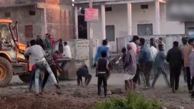 Madhya Pradesh: Locals Pelt Stones at Bulldozer During Anti-Encroachment Drive in Ujjain, JCB Driver Among Five Injured (Watch Video)