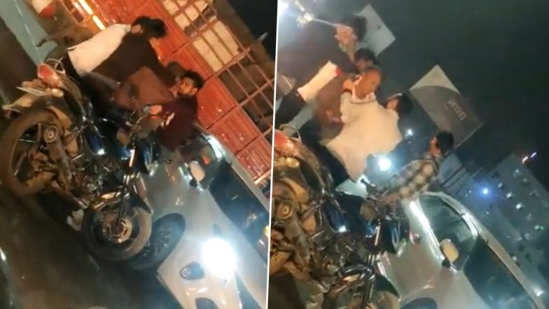 Uttar Pradesh: Elderly Man Thrashed by Youths After His Bike Hits Their Car in Hapur, One Held After Video Goes Viral