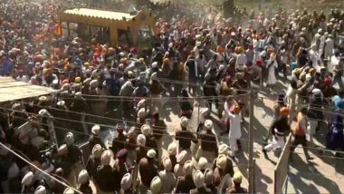 Punjab: Thousands of Supporters of ‘Waris Punjab De’ Chief Amritpal Singh Clash With Police in Amritsar (Watch Video)
