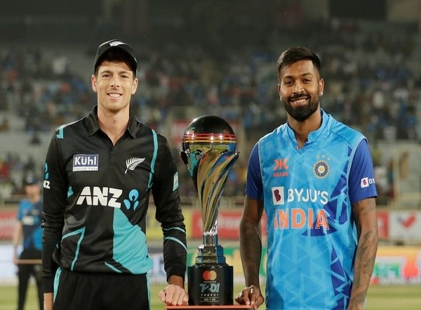 Sports News | India Captain Hardik Pandya Wins Toss, Opts to Bat Against New Zealand in 3rd T20I