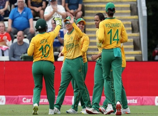 Sports News | Chloe Tryon's Unbeaten 57 Helps South Africa Beat India by 5-wicket, Clinch Women's T20I Tri-Series