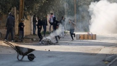 World News | 13 Palestinians Injured After Israeli Forces Raid Refugee Camp in West Bank