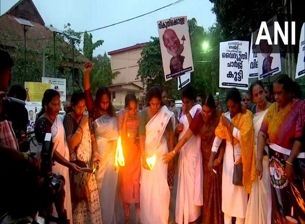 India News | Mahila Congress Holds Protest Against Kerala Government over State Budget