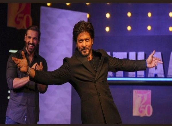 Entertainment News | Fan Asks out SRK for Valentine's Day Date, Check out His Witty Reply