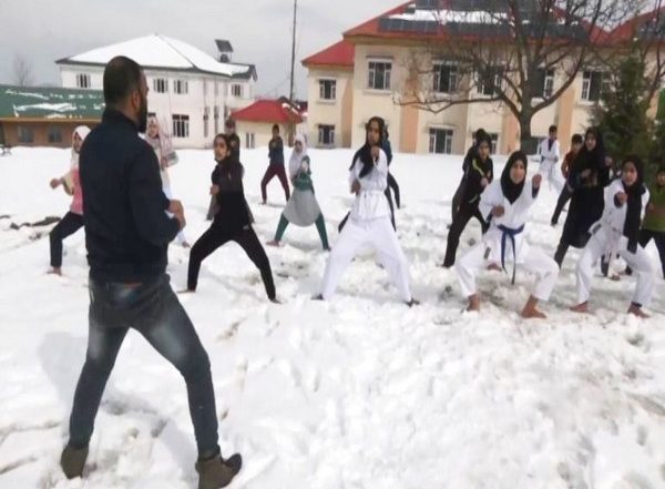 India News | Kashmir Girls Practice Martial Arts Barefooted Amid Heavy Snowfall