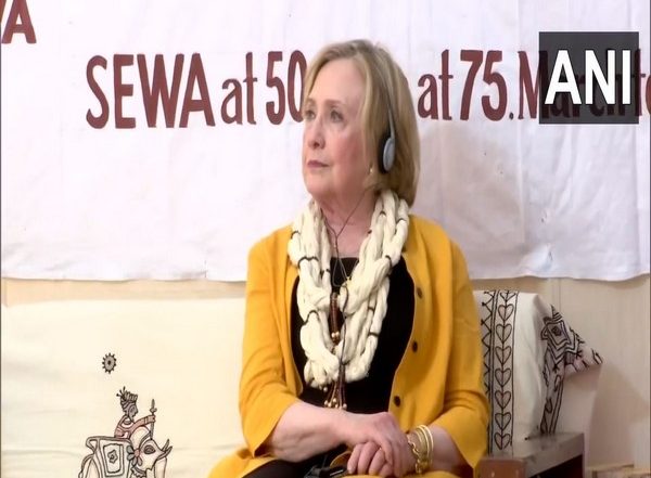 India News | Former US Secretary of State Hillary Clinton Pays Respect to SEWA Founder Ela Bhatt