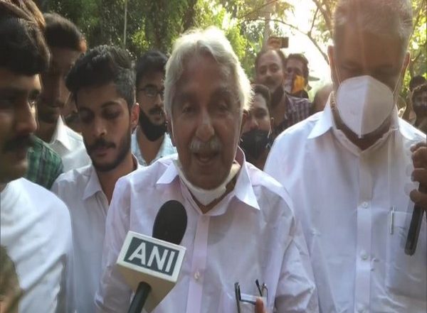 India News | Ailing Former Kerala Chief Minister Oommen Chandy Dismisses Claims of His Treatment Delay