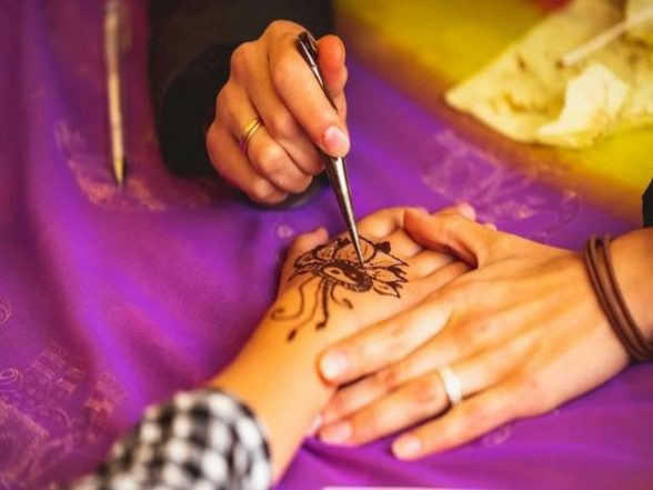 India News | Unusual Case Study of Mehndi Smell Leading to Seizures in 9-yr-old Girl - Vimarsana News