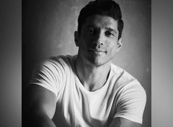 Entertainment News | Flashback Friday:  Farhan Akhtar Shares Working Still from the Sets of  'Dil Chahta Hai'