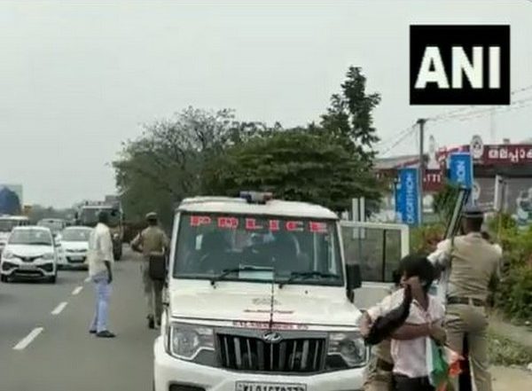 India News | Youth Congress Workers Wave Black Flags at Kerala CM in Ernakulam