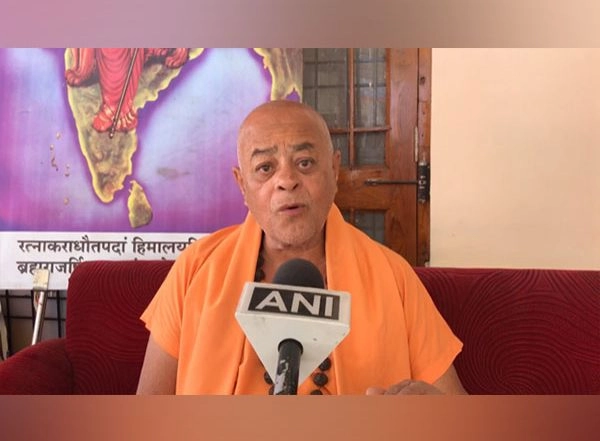 India News | 'Cow Hug Day' Will Be Celebrated Across Madhya Pradesh on Feb 14: Swami Akhileshwaranand Giri