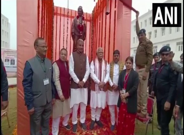 India News | Haryana CM Manohar Lal Khattar Unveils Vivekananda's Statue at State University