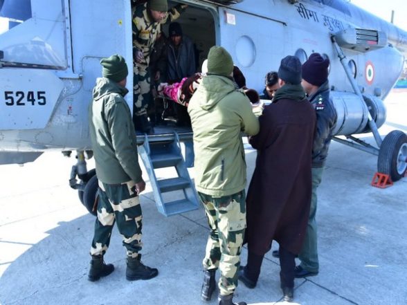Jammu and Kashmir: BSF Airlifts Three Patients, Mortal Remains of Four From Difficult Terrain in Kupwara (See Pics and Video) - Vimarsana News
